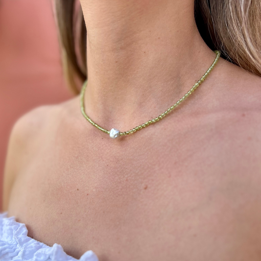 collier keshi de tahiti gris clair et pierres fines perles péridot vertes