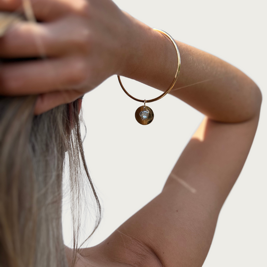 Bracelet jonc perle de tahiti avec medaille