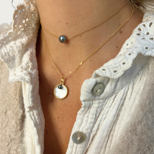 collier perle de Tahiti noire medaille nacre blanche