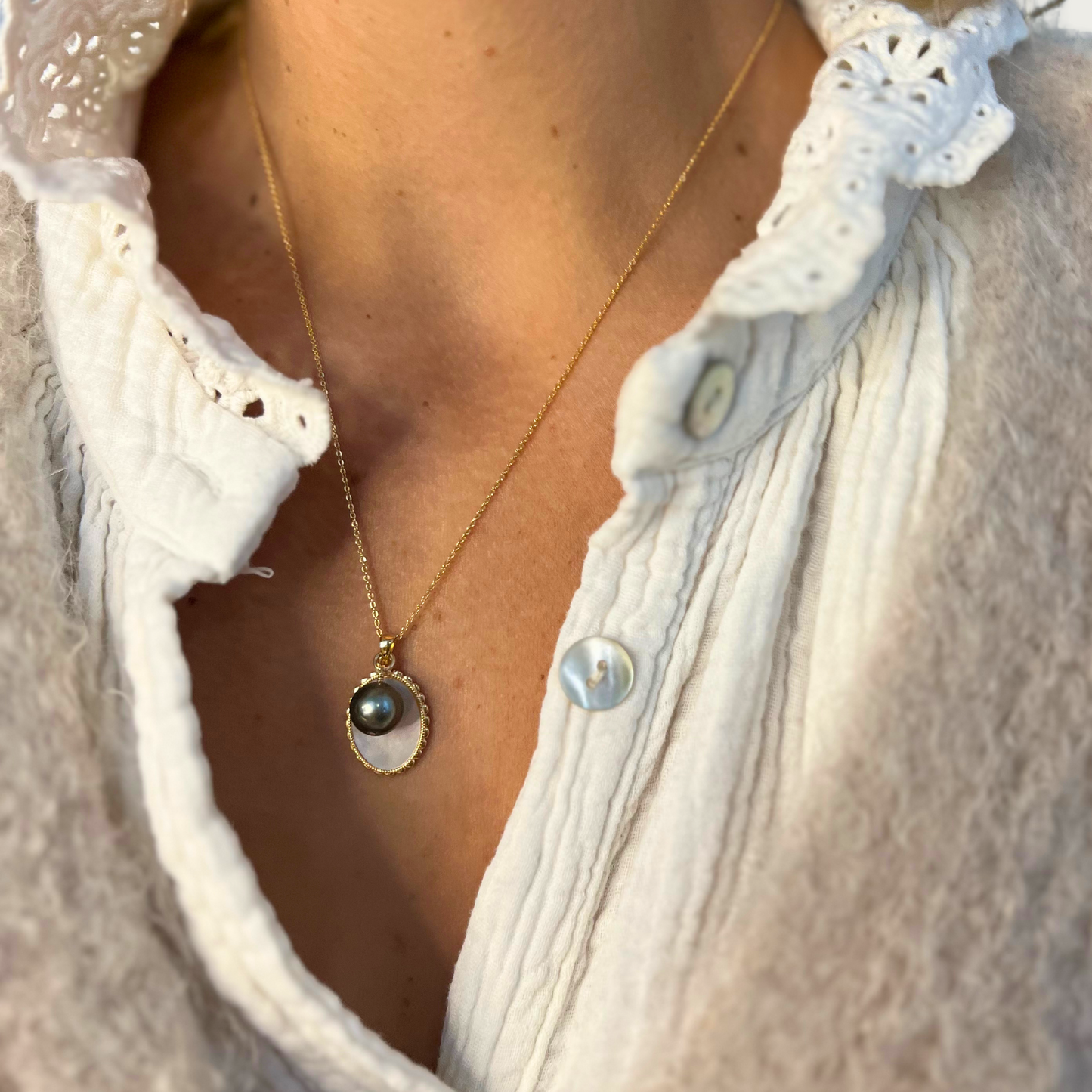 Collier perle de tahiti sur medaille nacre blanche