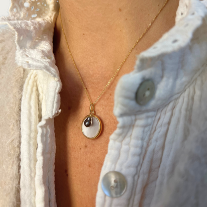 COLLIER LE POÉTIQUE - Perle de Tahiti et médaille nacrée lisse