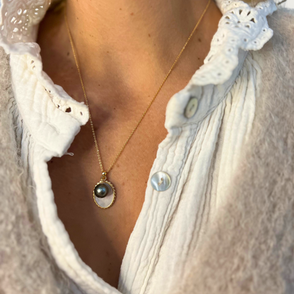 COLLIER LE POÉTIQUE - Perle de Tahiti et médaille nacrée ovale